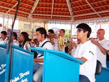 Salada Cultural leva música, teatro e poesia à escola Salim Curiati