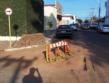 MAIS UMA  CÁCA DA SABESP NA ESQUINA DA STA. CASA DE AVARÉ. 