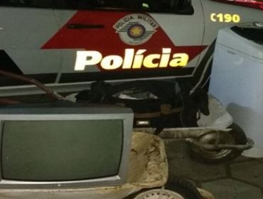 PM PRENDE HOMEM QUE FURTARA TV E LEVAVA EM CARRRO DE PEDREIRO