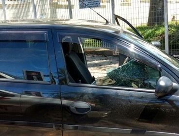 Homem usa enxada para furtar bolsa no interior de carro em Avaré