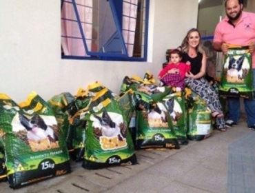 Casal celebra 1º aniversário da filha com arrecadação de ração de cachorro