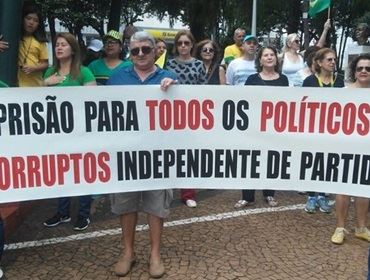 Moradores protestam contra a corrupção na região de Itapetininga