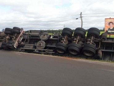 Carreta tomba na rotatória de Arandu, entre Avaré e Cerqueira César