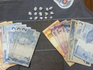 Homem é preso após ser flagrado com pedras de crack em Itaí