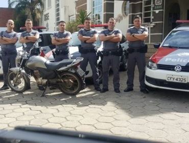 Bando de garotos acusados de furto de moto