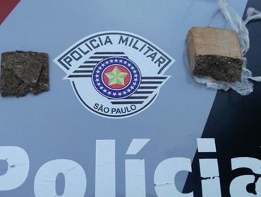 Jovem e adolescente são detidos com tijolo de maconha