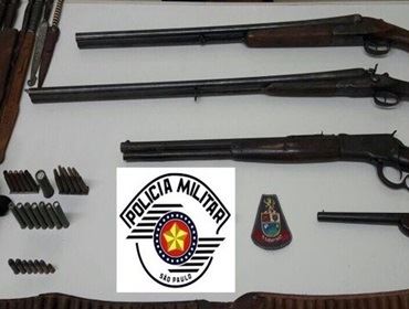 Polícia apreende armas e munições com jovem em surto psicótico