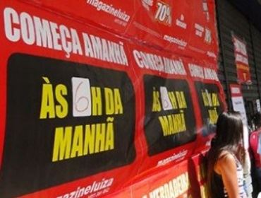 Promoção para 'queima de estoque' movimenta comércio em Avaré, SP