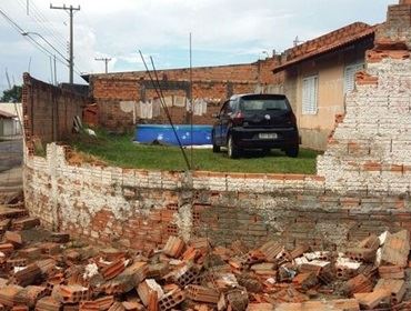 Muro de casa desaba durante forte chuva em Avaré