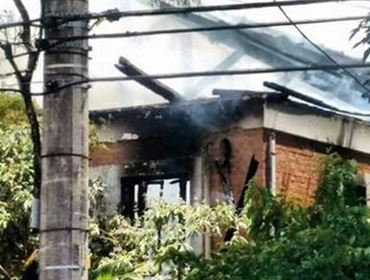 Incêndio atinge casa e destrói cômodos na área central de Boituva