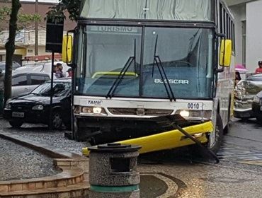 Ônibus perde freio e bate em oito carros parados em Tietê