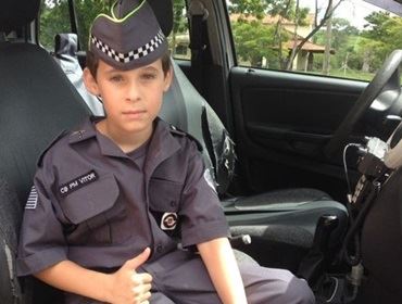 Filho de PM morto ganha farda em homenagem e sonha em ser policial