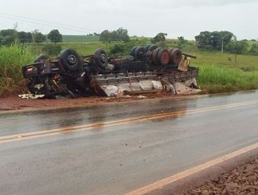 Caminhoneiro morre após capotar em rodovia de Taquarituba