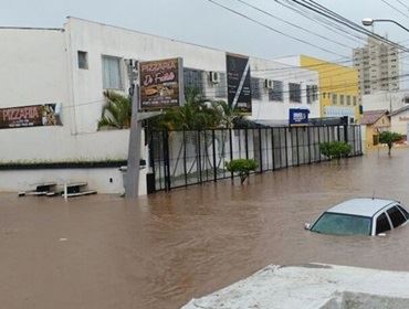 Temporal causa alagamentos e deixa carros submersos no Centro de Avaré