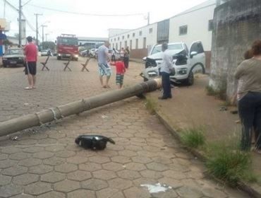 Carro bate violentamente e derruba poste na Avenida Santos Dumont