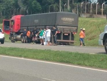 Pedestre fica ferido após ser atropelado por caminhão em rodovia