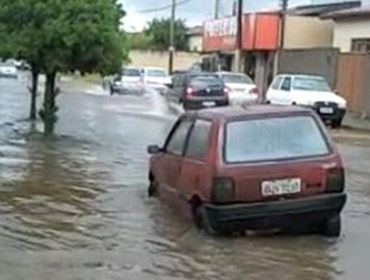 Chuva alaga rua em bairro de Avaré e forma enxurrada no Centro