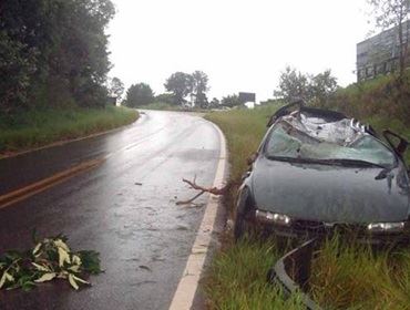 Motorista some após capotar com carro em rodovia de Pilar do Sul