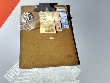 Polícia flagra dupla com pedras de crack durante patrulhamento em Itaí