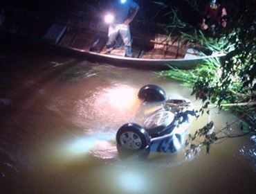 Mulher morre e marido se fere após carro cair de ponte no interior de SP