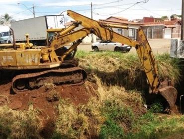 Prefeitura de Avaré inicia a limpeza de córregos urbanos, há muito abandonados