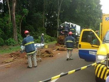 Acidente entre caminhões deixa duas pessoas feridas em Avaré