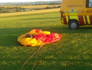 Homem morre após cair de parapente em área às margens da SP-127