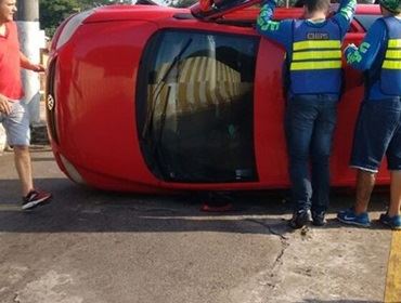 Motorista bate em guard rail e capota com carro em pontilhão de Avaré