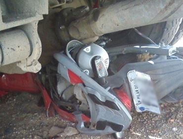 Motociclista morre após parar embaixo de caminhão durante batida em rodovia