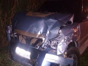 Bebê morre arremessado fora do carro em acidente com dois adultos mortos e três feridos