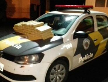 Dupla é presa com carro roubado e 50kg de maconha em Avaré