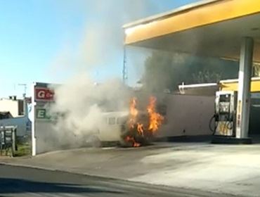 Kombi pega fogo em posto de combustíveis em Cerquilho