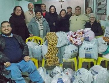 Rotary e Casa da Amizade doam cobertores a moradores de rua