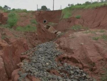 Ruas são engolidas por cratera em bairro de Avaré