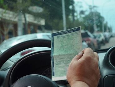 Veículos com placas final 5 e 6 devem ser licenciados em agosto