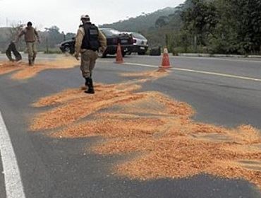 Caminhoneiro bate em poste e causa incêndio após vazamento de óleo