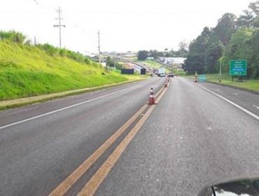 Acidente entre caminhão e dois carros deixa ferido em rodovia de Avaré