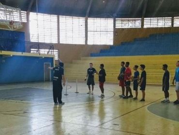 Com mais de 90 anos, Escolhinha de Handebol é destaque da Secretaria de Esportes