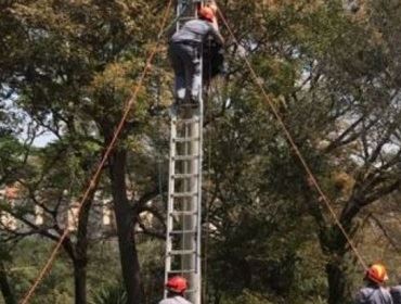 Homem tenta furtar fiação de poste e leva descarga elétrica em Bauru