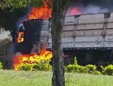 Caminhão pega fogo em rodovia de Itaí e motorista sai ileso