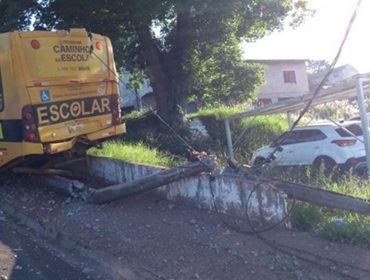 Motorista de ônibus do transporte escolar erra manobra e atinge poste em Avaré