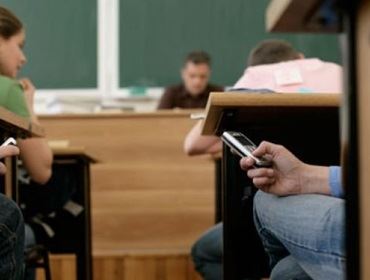 Prefeito proíbe uso de celular durante aulas no ensino municipal