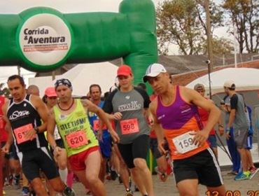 Corredor de apenas uma perna completa a 2ª edição da corrida da Polícia Militar de Avaré, SP