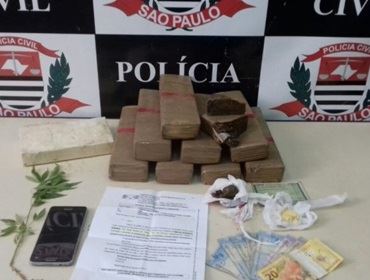 Polícia flagra jovem com tijolos de maconha e cocaína dentro de casa