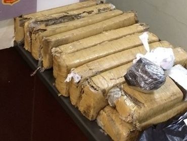 Trio é apreendido ao ser flagrado com mais de dez quilos de maconha