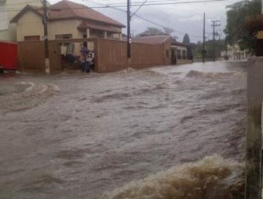 Chuva forte alaga ruas e derruba árvores em Avaré