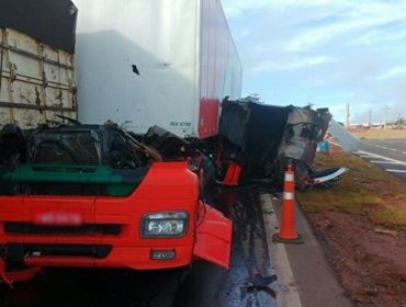 Motorista sai ileso após acidente arrancar cabine de caminhão em rodovia