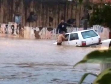 Frentistas socorrem crianças presas em carro durante temporal em Avaré