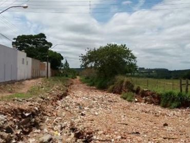 Prefeitura joga entulho em local inapropriado