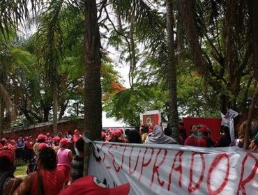 Sem terra fazem protesto contra violência à mulher em propriedade de Roger Abdelmassih, diz MST